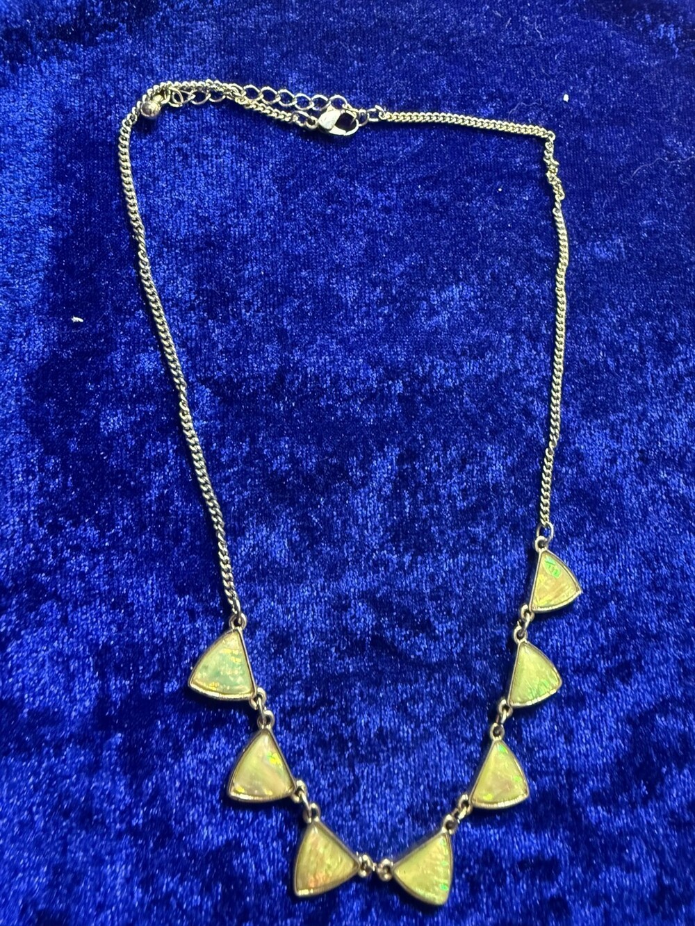 Necklaces with Pearlecent and opalecent stones and earings (fake pearls)